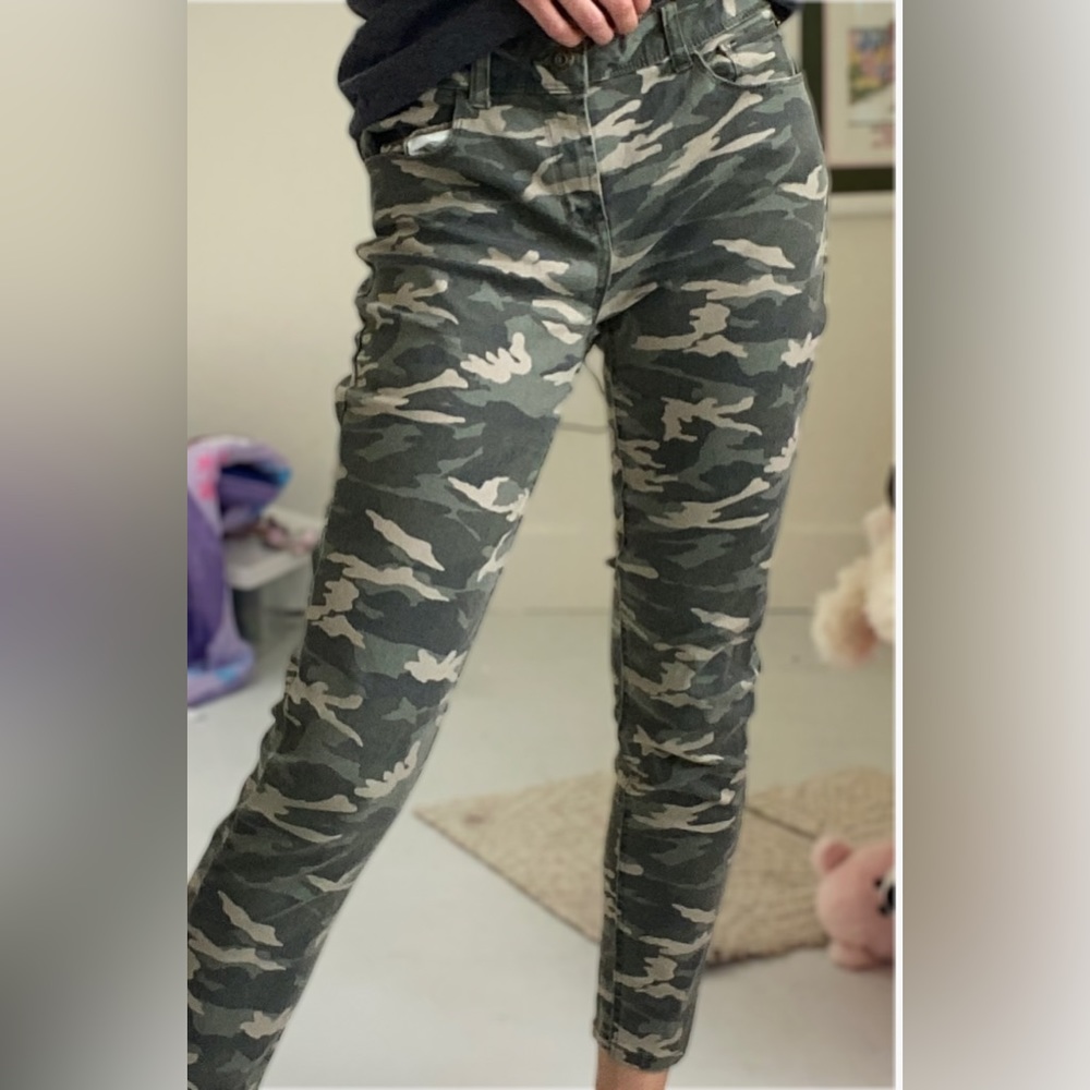 Women’s mid rise Camo Skinny Jeans